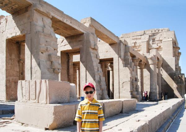 04-07-11_ Overview of the Dual Temple of Horus and Sobek.jpg