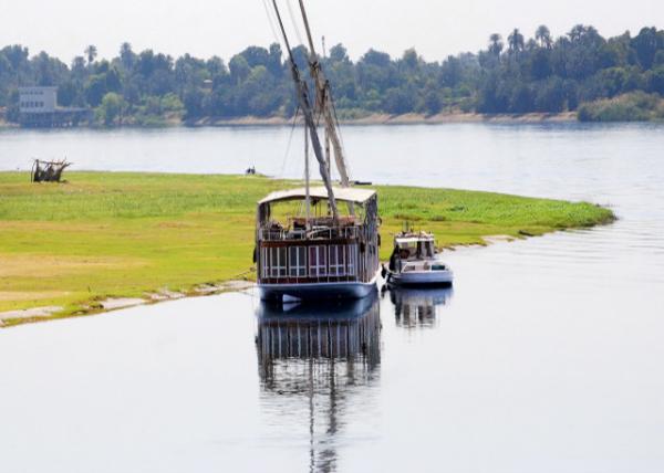 04-07-11_ A Dhow Traversing the Nile Խ޺ӵİ-40001.JPG