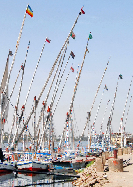 04-08-11_ Weary Felucca Waited on the Nile_ Luxor ƣķ緫޺ϴ0001.JPG