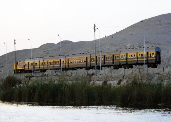 04-07-11_ Train Run through East Bank of the Nile_ Kom Ombo 𳵴Խ޺Ӷ0001.JPG