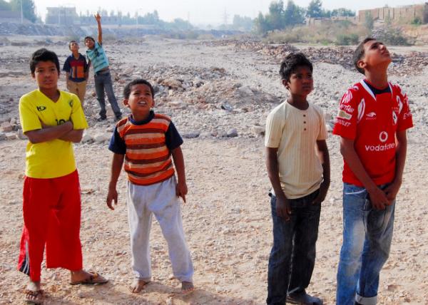 04-08-11_ Kids Waiting for Hot-Air Balloon_ Thebes0001.JPG