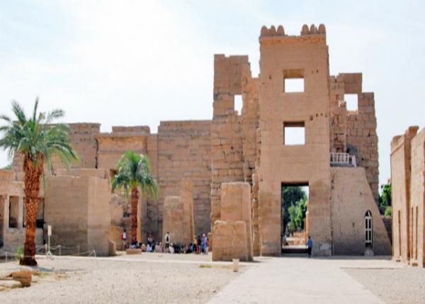 04-08-11_ Migdol Entrance into Temple of Medinet Habu ʽ-40001.JPG