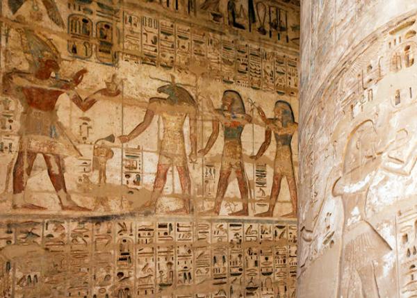 04-08-11_ Medinet Habu_Reliefs @ South Portico of the 1st Courtyard.jpg