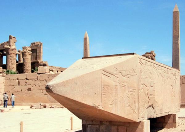 04-09-11_ Fallen Obelisk of Hatshepsut ֮׵µķⱮ-20001.JPG