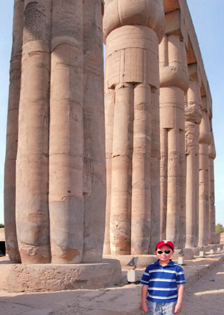 1753057317314155.jpg 04-09-11_ Colonnade of Amenhotep III w Its Lofty Papyrus Columns in Luxor Temple 大柱廊-30001.JPG