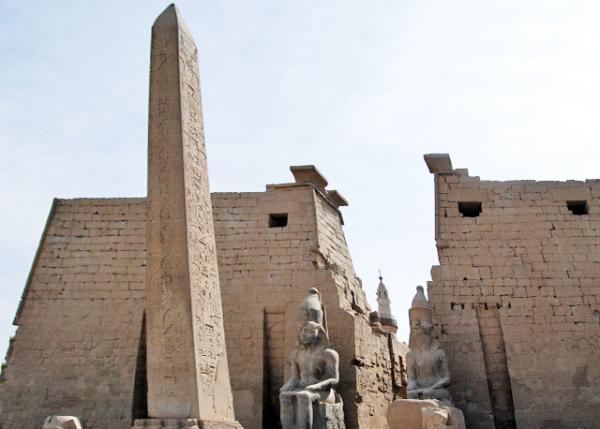 04-08-11_Statues of Rameses II w Obelisk, 1st Pylon of Rameses II.jpg