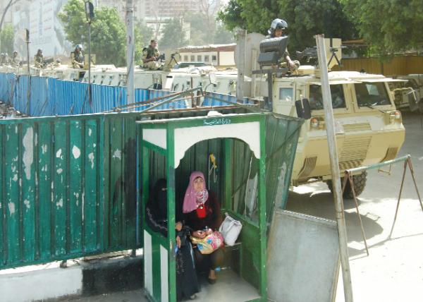 04-11-11_ Army Controlled Street around Egyptian Museum ͼϲ-20001.jpg