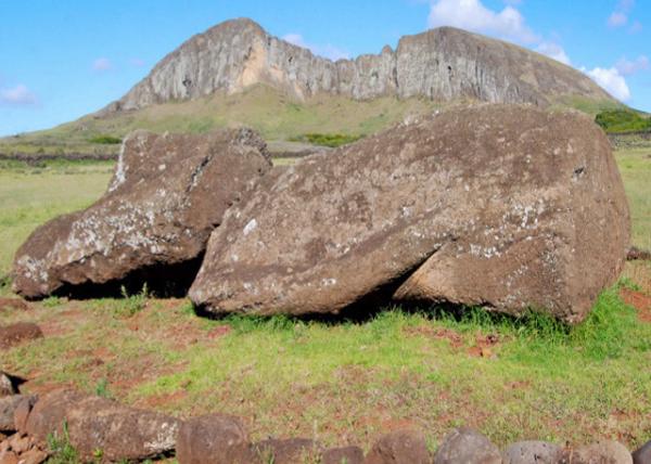 12-17-12_ Rapa Nui Natl Park_Rano Raraku in Distance Ϊͻɽ-70001.JPG