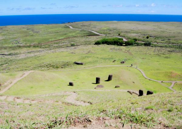 12-17-12_ Typical Landscape on Easter Is w Rounded Extinct Volcanoes Covered in Low Vegetation ڵ;ۡԲɽŵͰֲ-120001.JPG