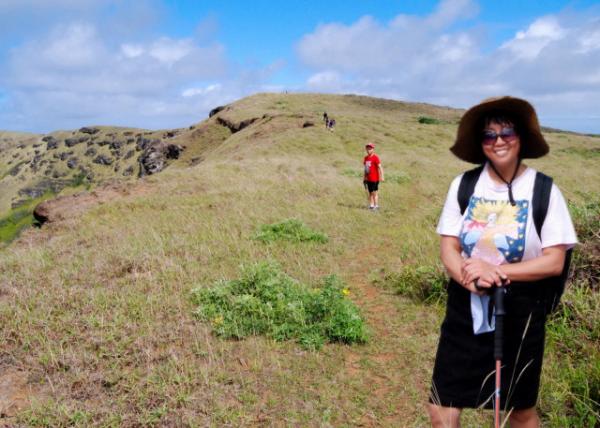 12-18-12_ Rano Kau Hiking along the Crater Rim on the Way to the Summit of Rano Kau ɽ߅ͨɽڵˮƸcĵɽ-50001.JPG