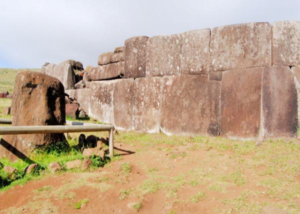 12-18-12_ Ahu Vinapu Archaeological Site_ Stone wall faced towards sunrise at Winter Solstice ̫֮zַrʯճ0001.JPG