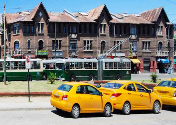 12-21-12_ Valparaiso_Trolleybuses in.JPG