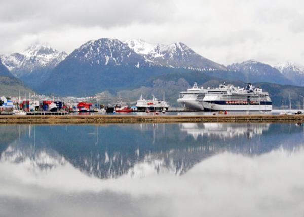 12-28-12_ Ushuaia_Martial Mountains ɽ-20001.JPG