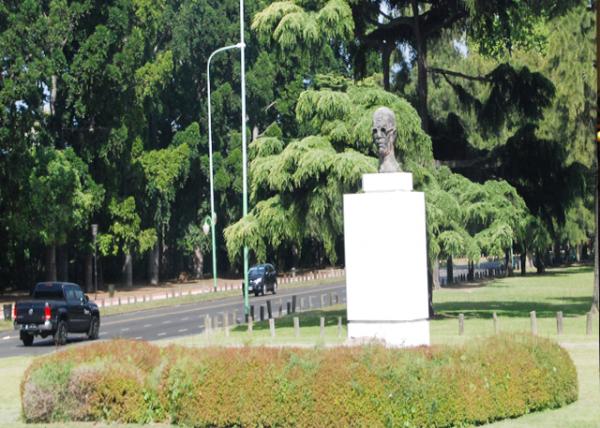 01-04-13_ Busto_Plaza Republic of Ecuador.jpg