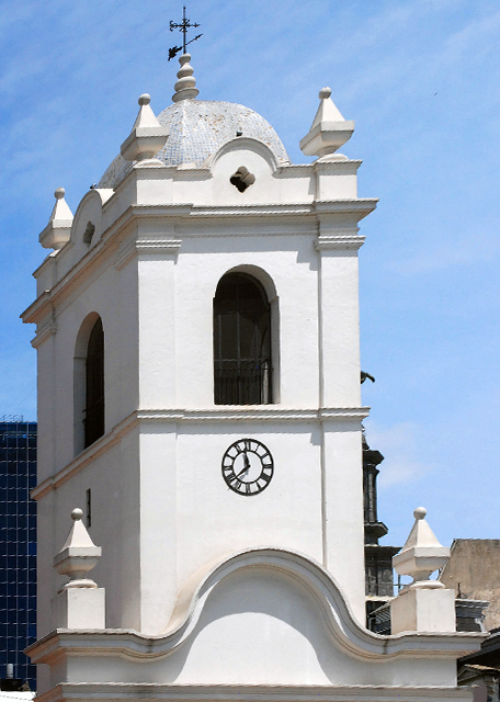 2013-01-05_12_Tower of Cabildo, the Red Tiles, the iron Bars on the Windows & the Wooden Windows & Doors.jpg