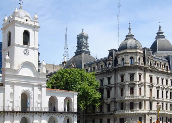 2013-01-05_12_Historic Area Housing Plaza de Mayo & the Cabildo-1.jpg