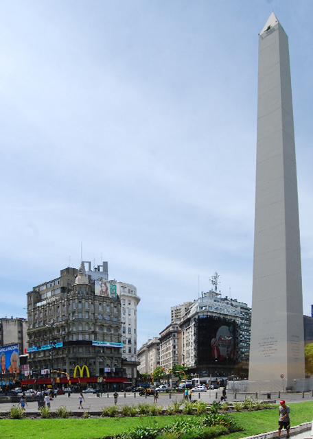 2013-01-05_21_Obelisco de Buenos Aires Erected in 1936 for Commemorating the Quadricentennial of the 1st Foundation of the City.jpg