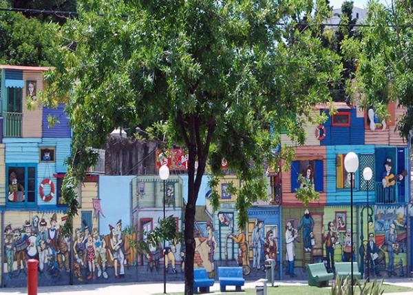 2013-01-05_36_La Boca_Fake Façade Made by Local Artists, in Front of Lezama Park.jpg