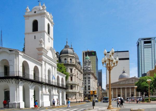 01-05-13_ Historic Area Housing Plaza de Mayo & the Cabildo.JPG