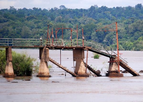 01-06-13_ Iguazu River_Old Catwalk Destroyed by Flood in 1992 1992걻ˮٵխͨ -30001.JPG