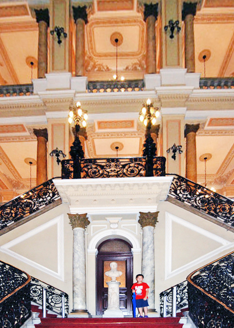 01-10-13_ Natl Library of Brazil_The Main Staircase w A Bust of King John VI¥Լ-10001.JPG