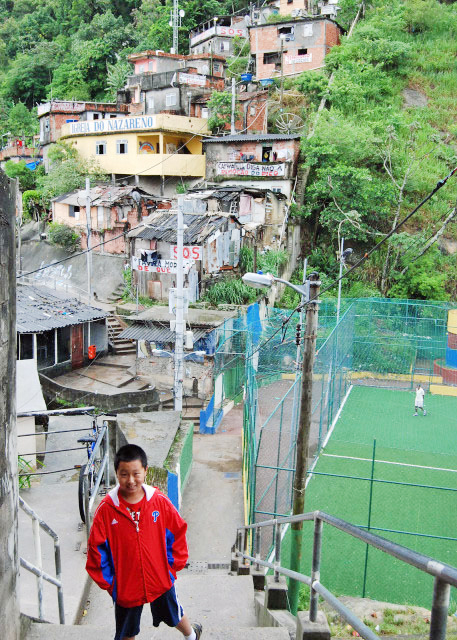 01-11-13_ Santa Marta Favela_Compact Soccer Field in A Shanty Town ƶС-20001.JPG