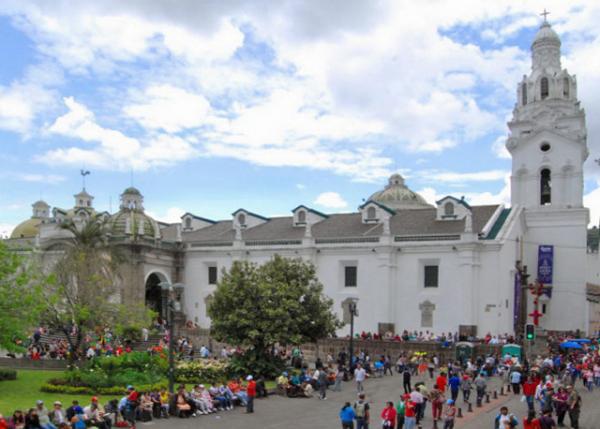 03-29-13_ Metropolitan Cathedral of Quito ඼д-10001.JPG