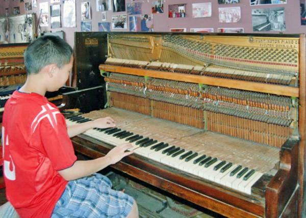 03-29-13_  Harpsichord w Two-tiered Keyboard, on Calle La Ronda ̵ܼ0001.JPG