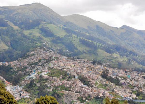 03-29-13_ Quito, the Middle of the World ࡤв0001.JPG