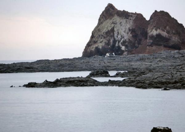 04-03-13_ Sullivan Bay_Tuff Formations Ҳ0001.JPG