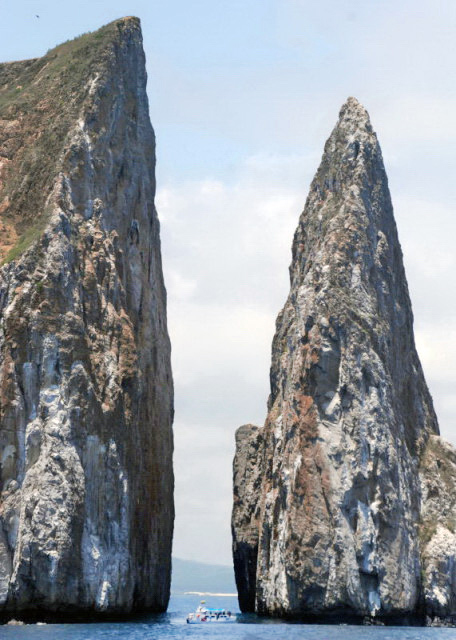 1755125682488377.jpg 04-05-13_ Kicker Rock_Water Channel through the Tuff Cone 灰岩锥间水道-20001.JPG