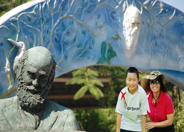 04-06-13_ Puerto Ayora_Bronze bust of Charles Darwin by Gabriel Navas Vinelli-10001.jpg