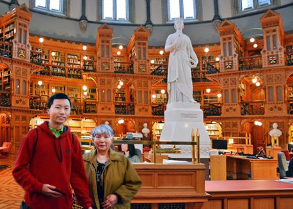 2017-05-29_Parliament_Library w A White Marble Statue of Queen Victoria in 1871 ͼе1871İɫʯάŮ-30001.jpg