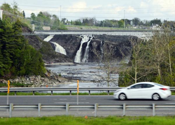 2017-05-28_Chute Montmorency_83 m (272') tall, a full 30 m (99') higher than Niagara Falls ٲ83272ӢߣǼٲ߳3099Ӣ-20001.JPG