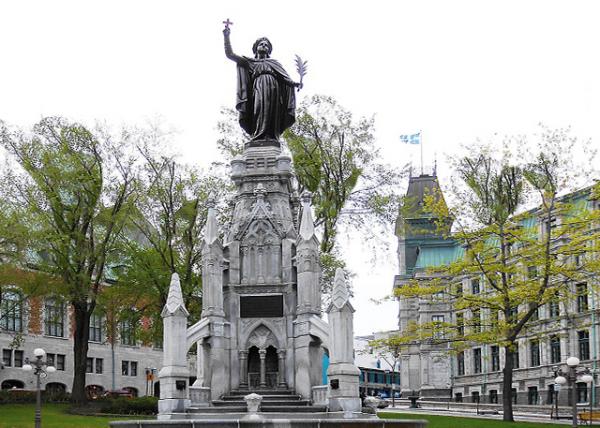2017-05-28_Place d'Armes_Fontaine Monument de la Foi.jpg
