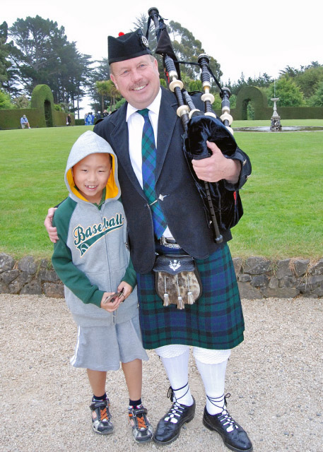 12-26-09_ Bagpipe Player @ Larnach Castle -10001.JPG