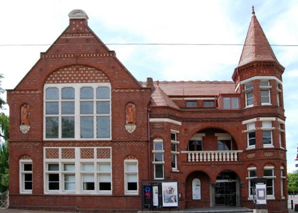 12-25-09_ Former Municipal Bldg w Decorative Queen Anne Brick Domestic שסլ.jpg