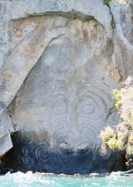 1755906064410845.jpg 12-20-09_ Māori Rock Carvings at Mine Bay on Lake Taupo over 10 Metres High & Accessible Only by Boat or Kayak 陶波湖矿湾高10米以上的毛利人石刻,此地只能乘船或划皮艇进入.JPG