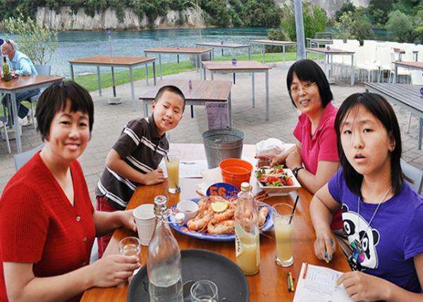 12-20-09_ Prawn Spree Ϻ-2.jpg