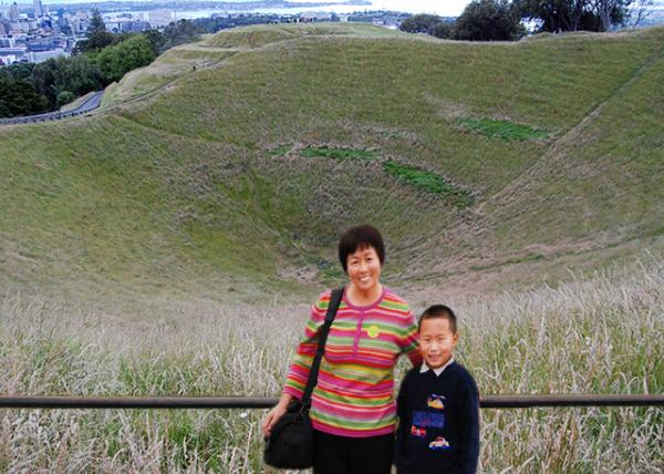 12-18-09_ Scoria Cone & Crater @ 50-m 160-ft in Depth @ Mt. Eden ɽɽ׶-10001.jpg