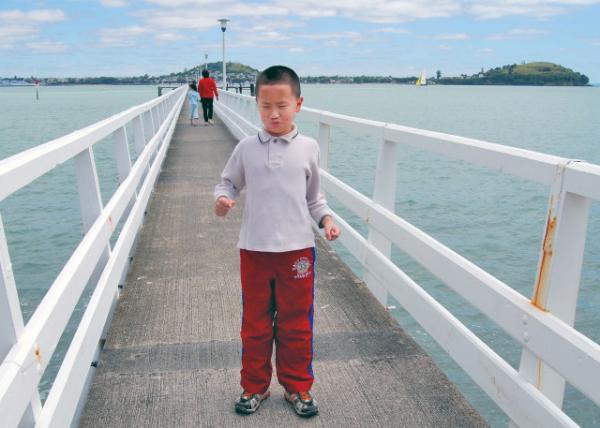 12-18-09_ Okahu Bay Wharf, a Perfect Vantage Point for Watching Boats-1.JPG