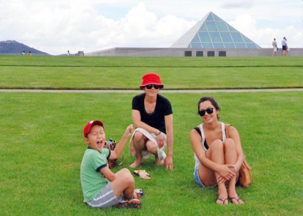 01-05-10_ Parliament House_Spire, Stainless Steel Pyramid Pinnacle Carrying the Australian Flag-20001.jpg