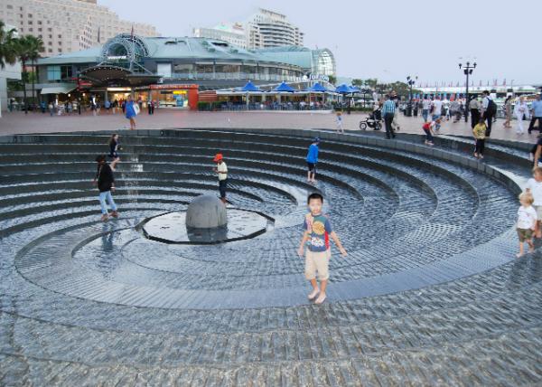 01-11-10_ Woodward Water Feature @ Convention Centre չġֵˮ.JPG