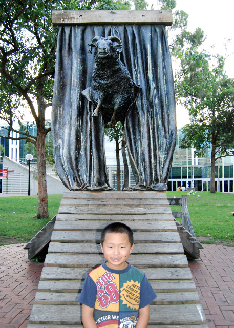 1756438893378930.jpg 01-11-10_ Sculpture of Curtain Call 雕塑《谢幕》0001.JPG