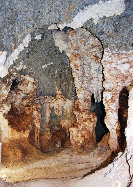 01-11-10_ Jenolan Caves_Stalactite Grotto.jpg