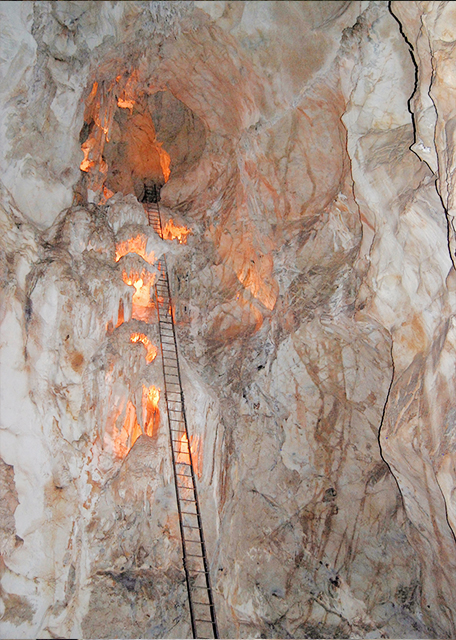 01-11-10_ The Cathedral, 52 Meters @ Its Highest Point, wthe Ladder for Lightbulb Change áߵ52ףڻ.jpg