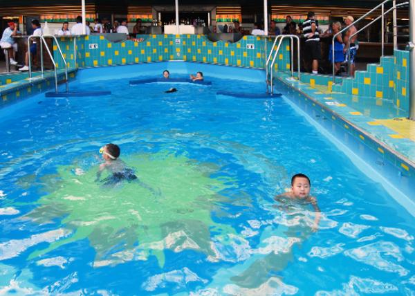 01-28-08_ Carnival Destiny_Pool.jpg