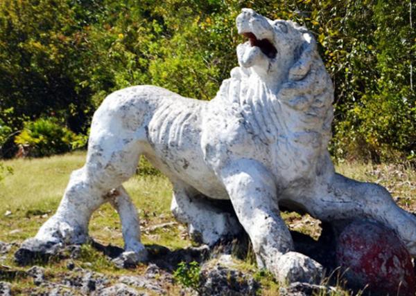 01-30-08_ Lion Paw Rests on An Orb, the Symbol of the British Empire ʨƷӢ۹Ȩ0001_1.JPG