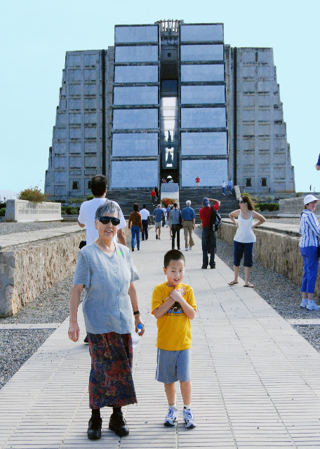 02-02-08_ Santo Domingo-Lighthouse to Columbus-10001.JPG