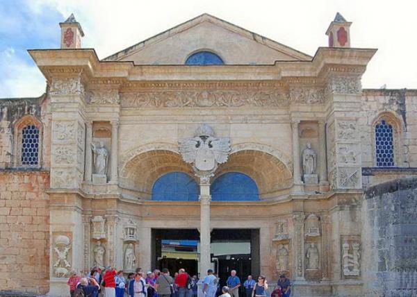 02-02-08_ Santo Domingo-Cathedral of Santa Maria of the Incarnation_West Façade w A Golden-Tinted Coral Limestone ʥǴáɽɫɺʯʯ-70001.JPG